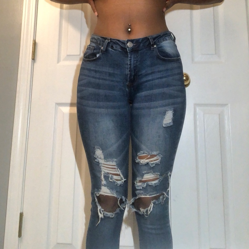 Ripped / Distressed Cropped Jeans Charlotte Russe